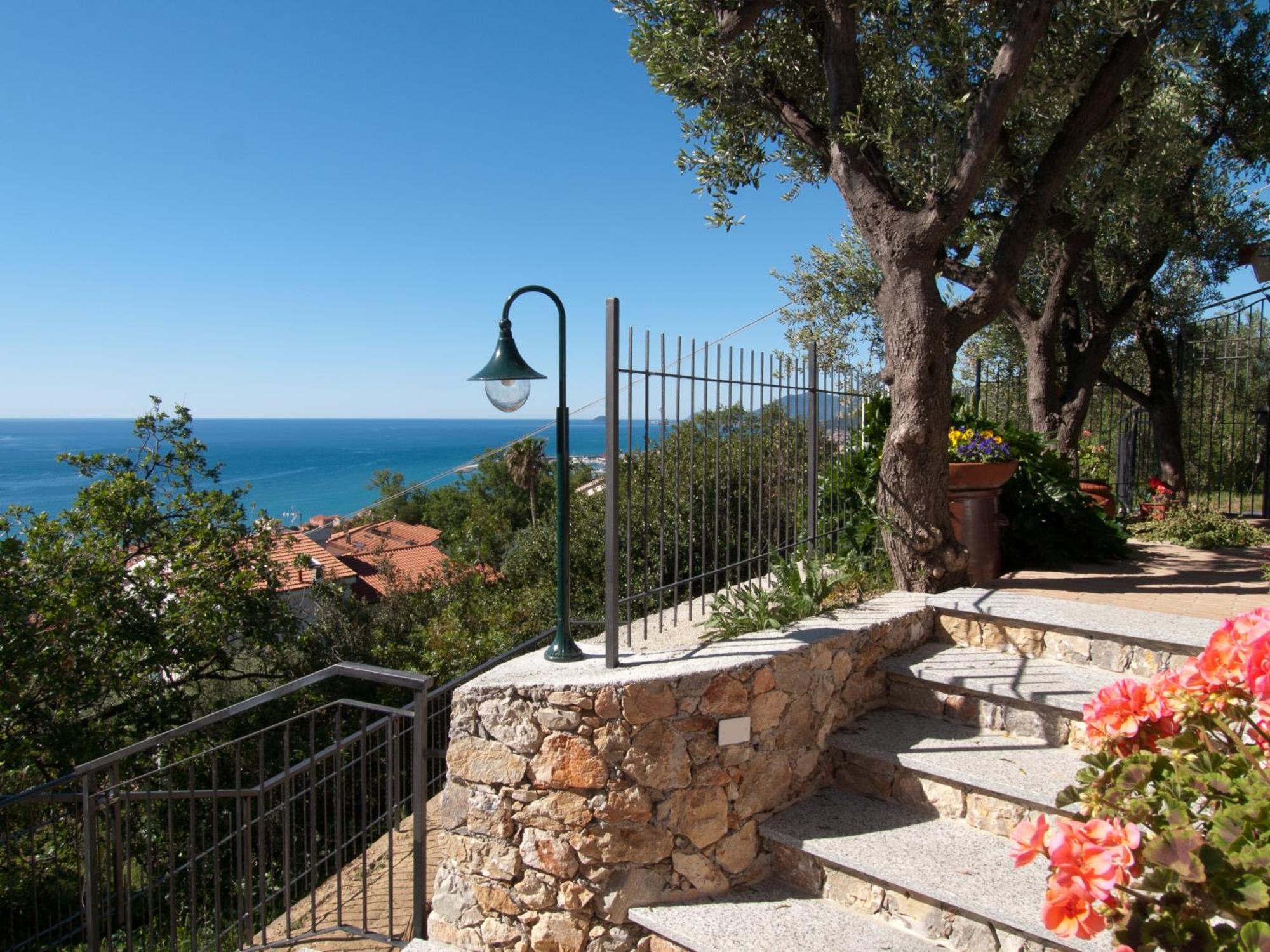 Tra Gli Ulivi Bed & Breakfast Pietra Ligure Exterior photo