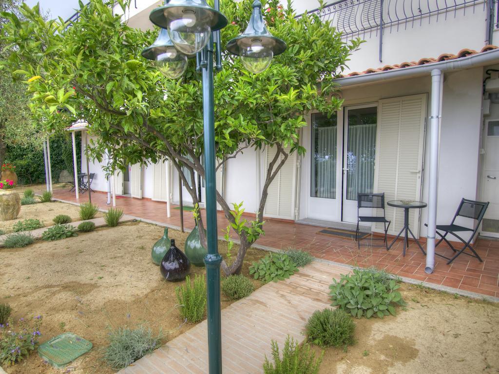 Tra Gli Ulivi Bed & Breakfast Pietra Ligure Exterior photo